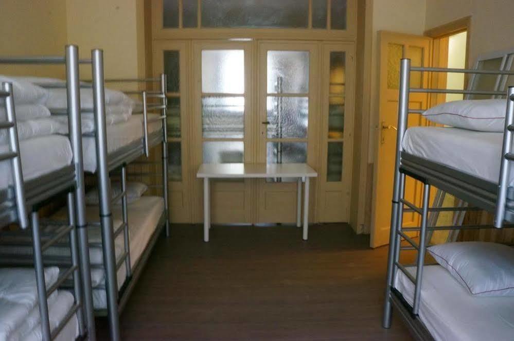Es Hostel Saint-Gilles Exterior photo